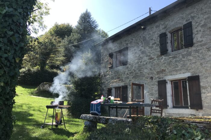 Barbecue fumant à côté de la table de pic nique