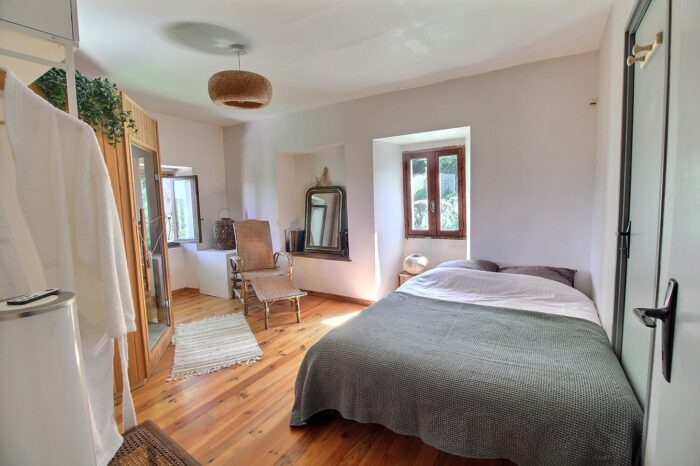 Chambre avec lit double contemporain gris