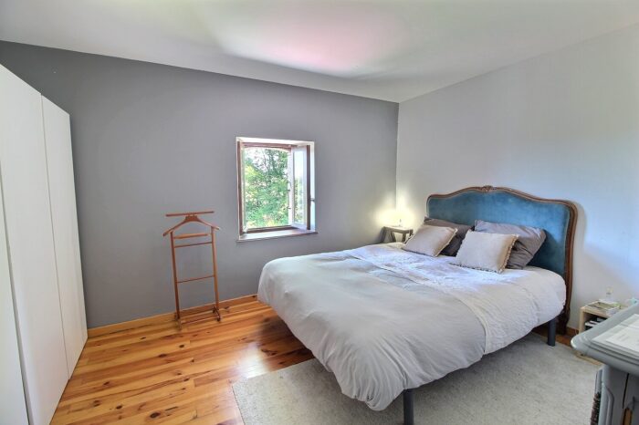 Chambre avec lit double vintage bleu et et gris