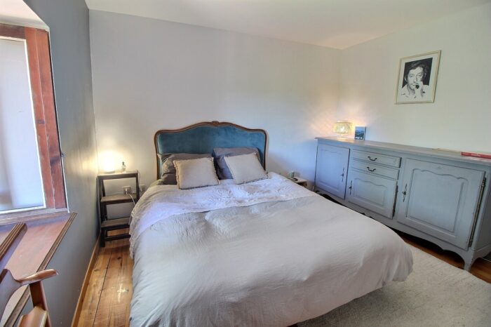 Chambre avec lit double vintage bleu et et gris