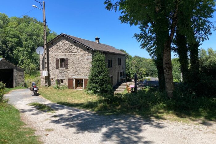 Chemin vers le gîte avec une moto stationnée
