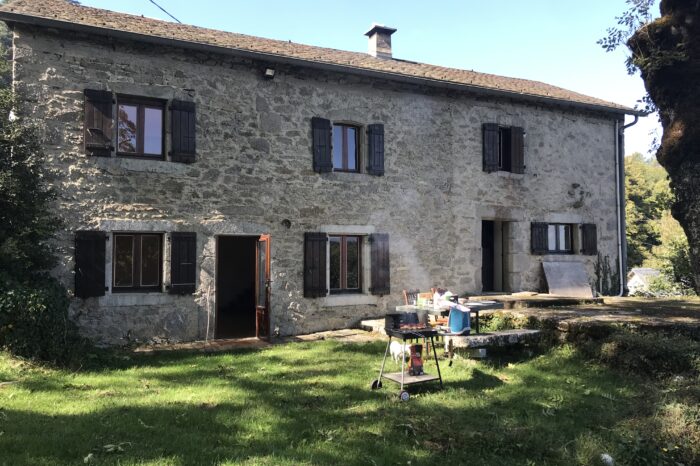 Terrasse avec barbecue en cours de cuisson
