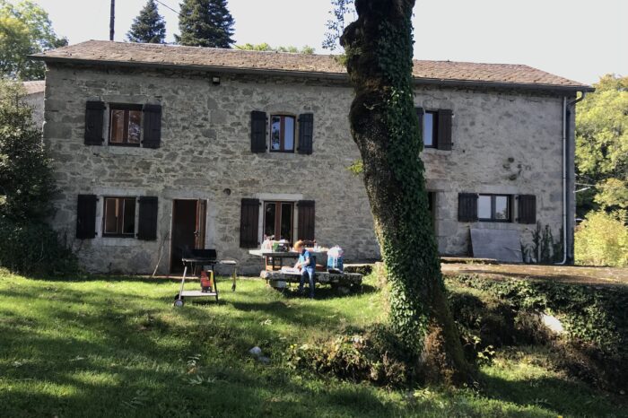 Terrasse au soleil avec barbecue et jeune garçon en train de jouer