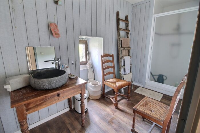 Salle de bain avec douche, sèche serviette rustique en bois et sublime vasque