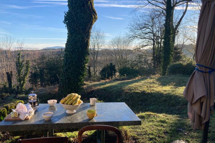 Table de jardin avec déjeuner dressé